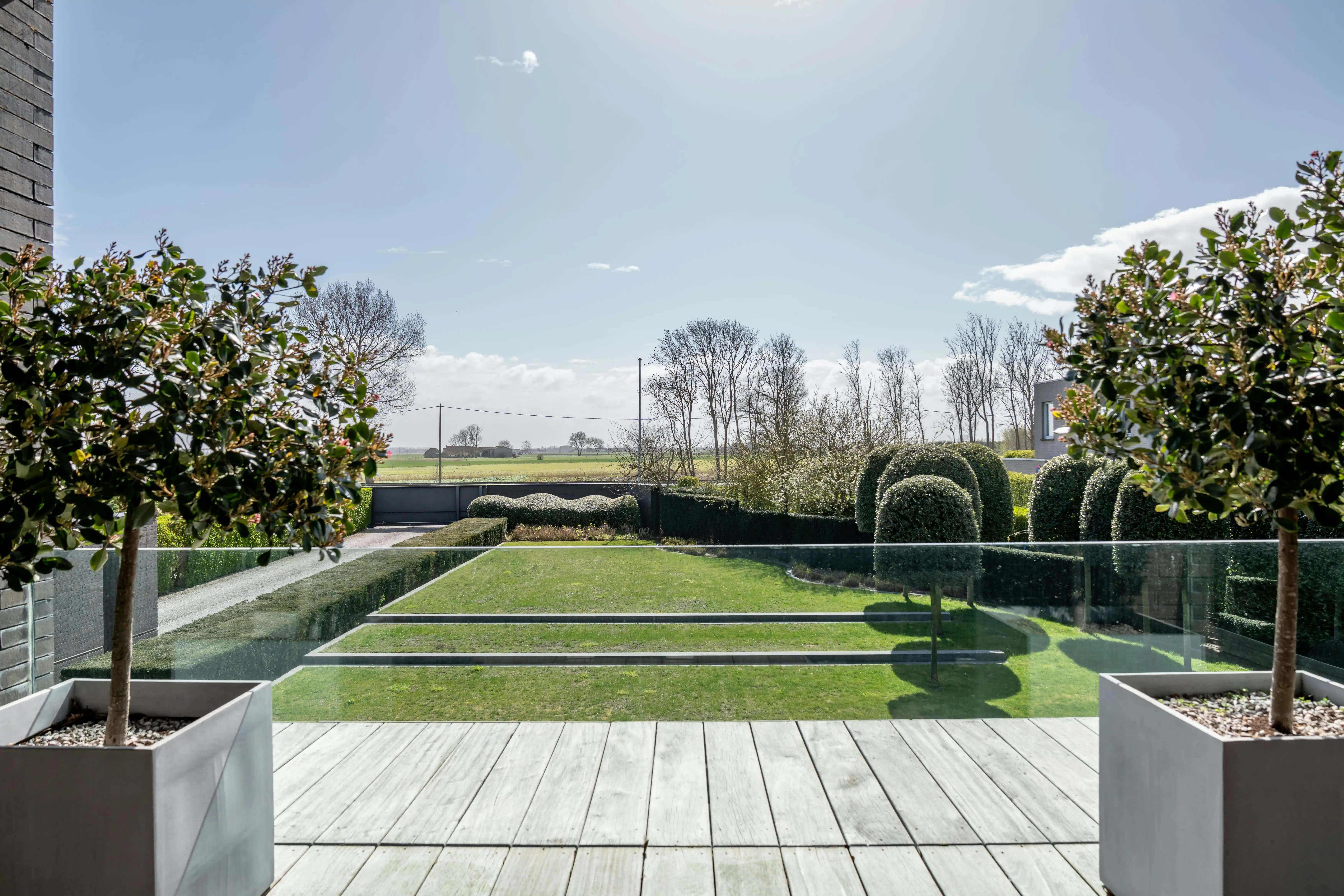Exclusieve villa op prachtig perceel grond te koop te Leffinge! foto {{pictureIndex}}