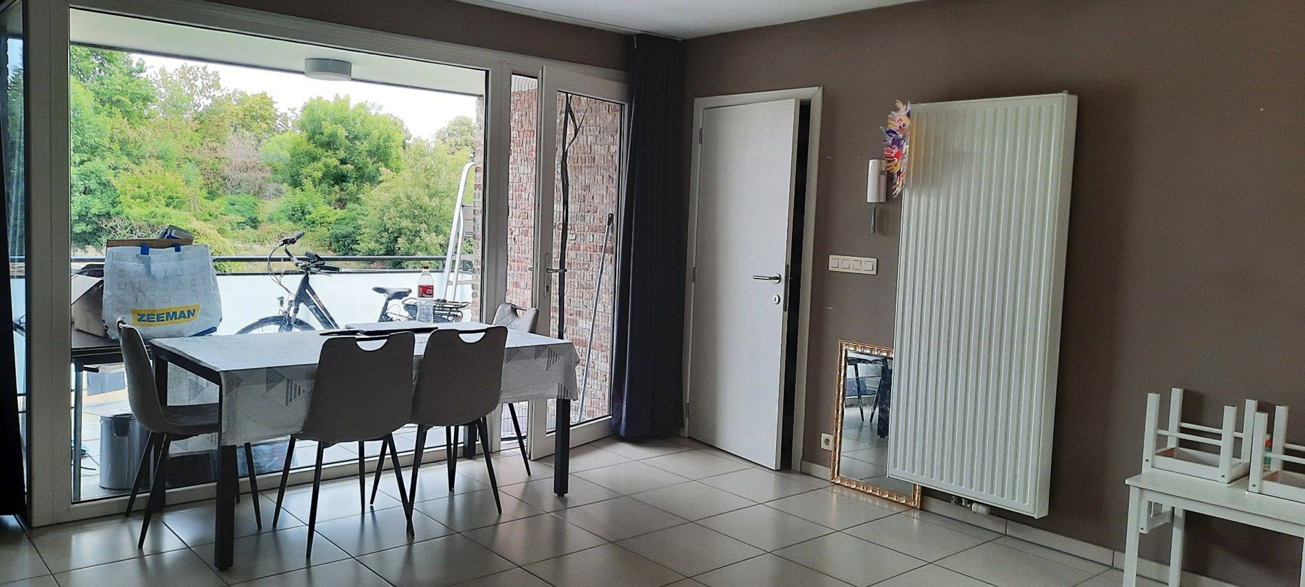 Charmant en ruim duplex appartement in het centrum van Neeroeteren, met 3 slaapkamers en terras.  foto 5