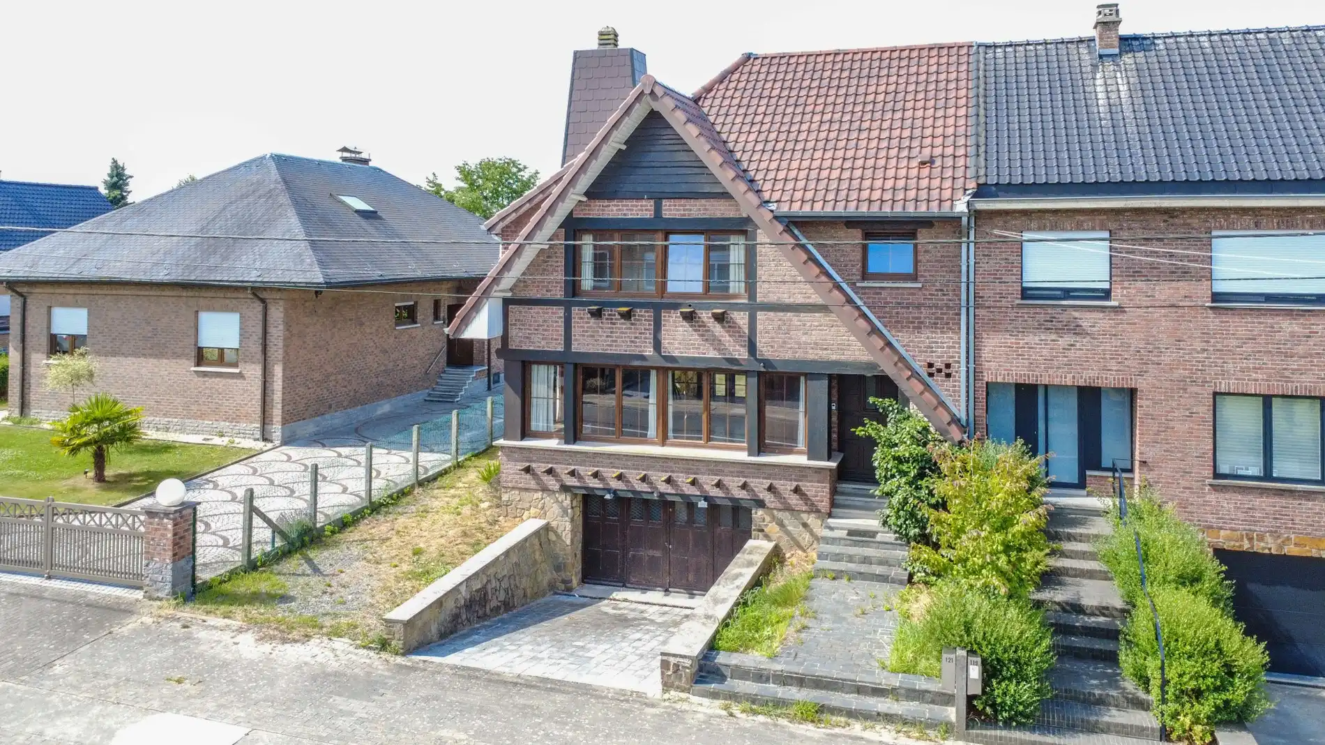 Een gebouwde drie - gevel villa (deels te renoveren) met o.a. 3 slaapkamers! foto {{pictureIndex}}