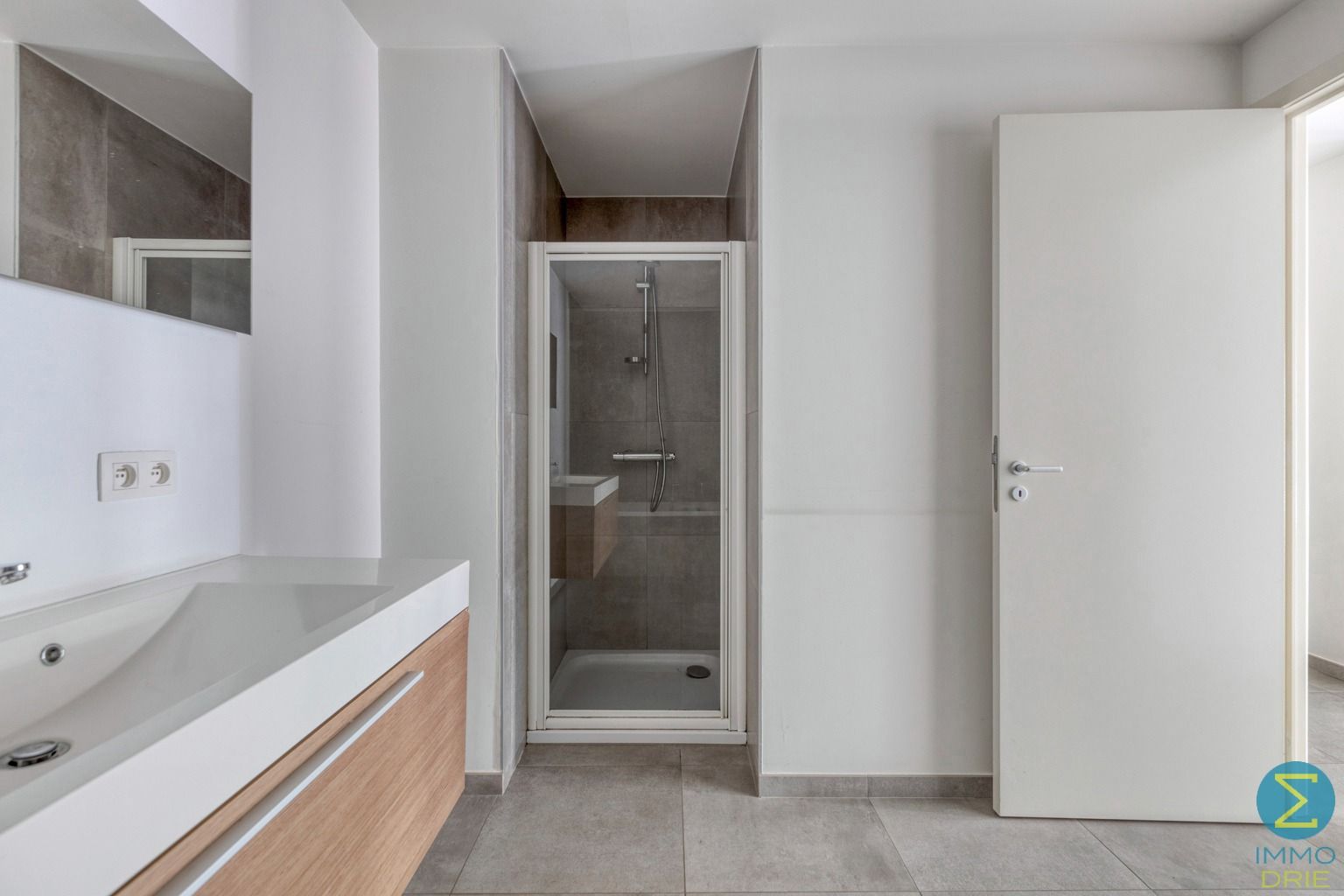 Centraal gelegen ruim gelijkvloers appartement met garage foto 13