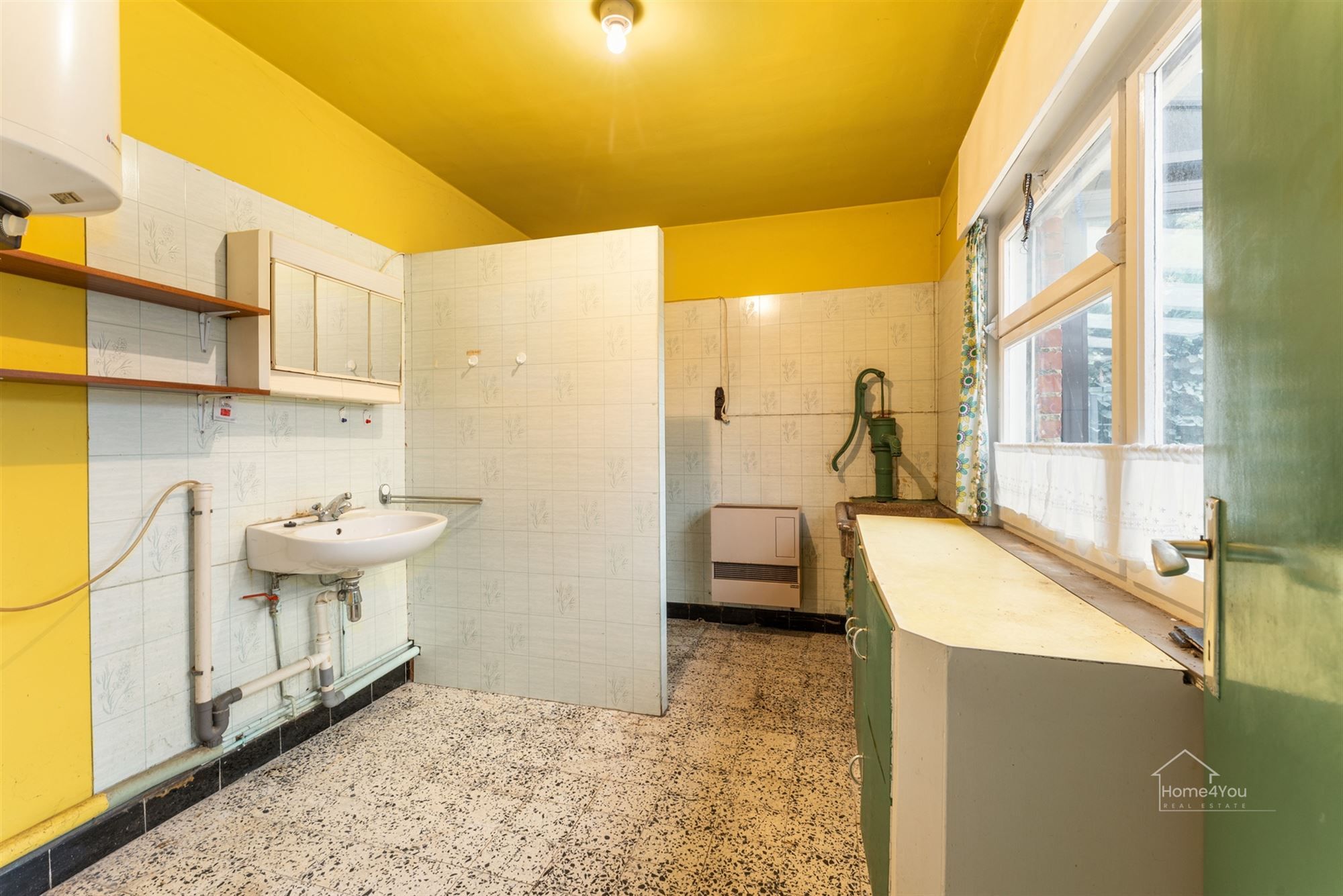 Ruime rijwoning met potentieel op het dorp!  foto 9