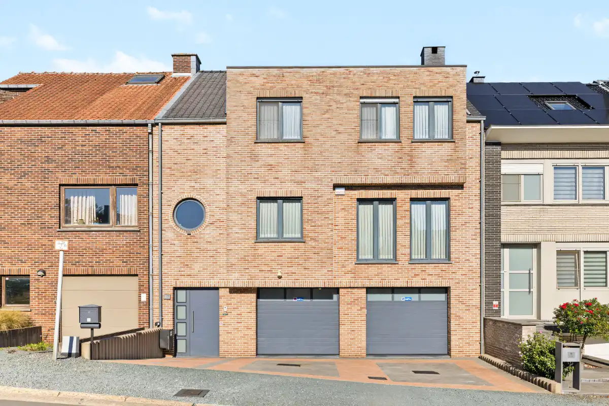 Ruime gezinswoning met 265 m² woonoppervlakte, dubbele garage en prachtige tuin foto {{pictureIndex}}