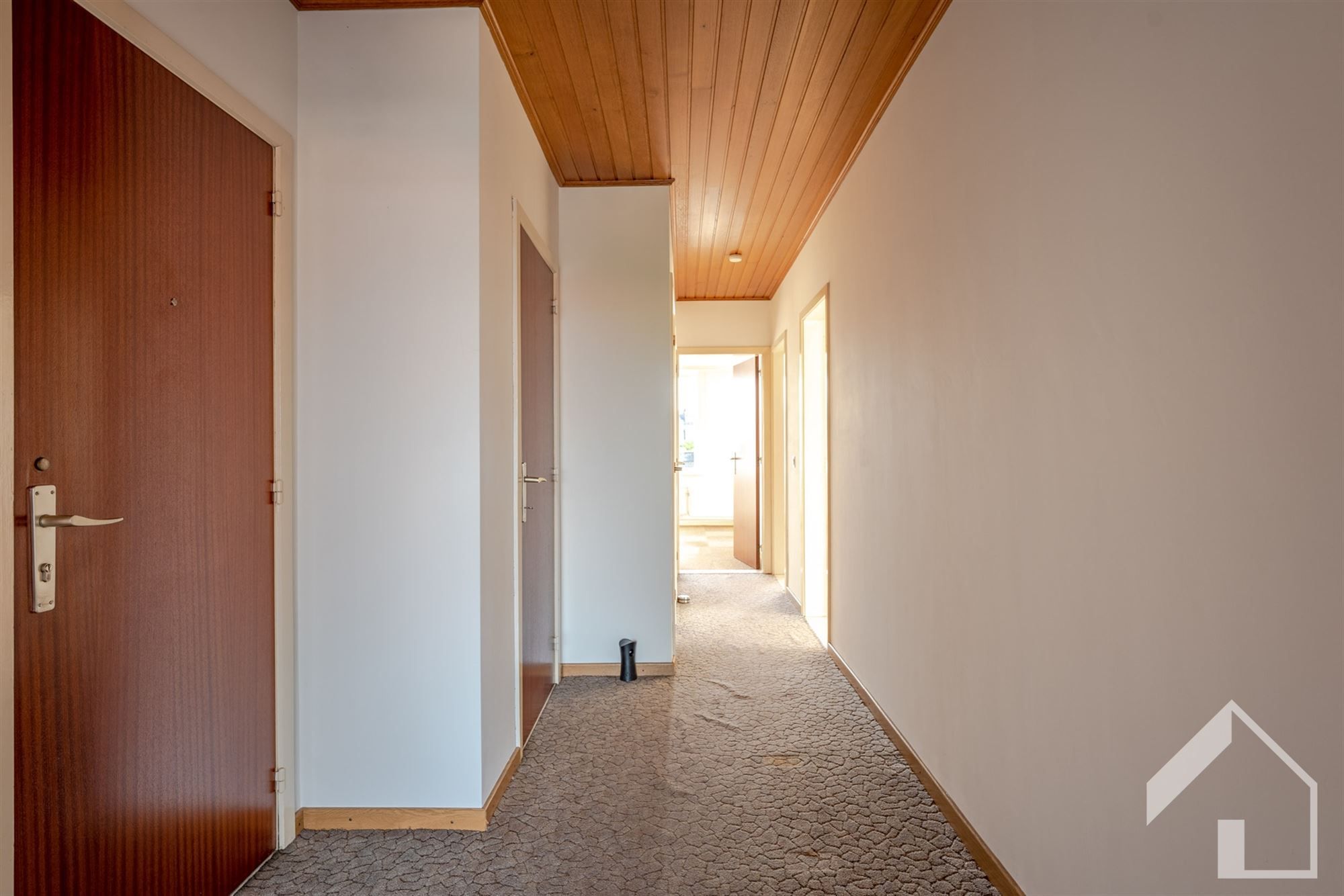 Ruim op te frissen 3-slaapkamerappartement met garage  foto 6