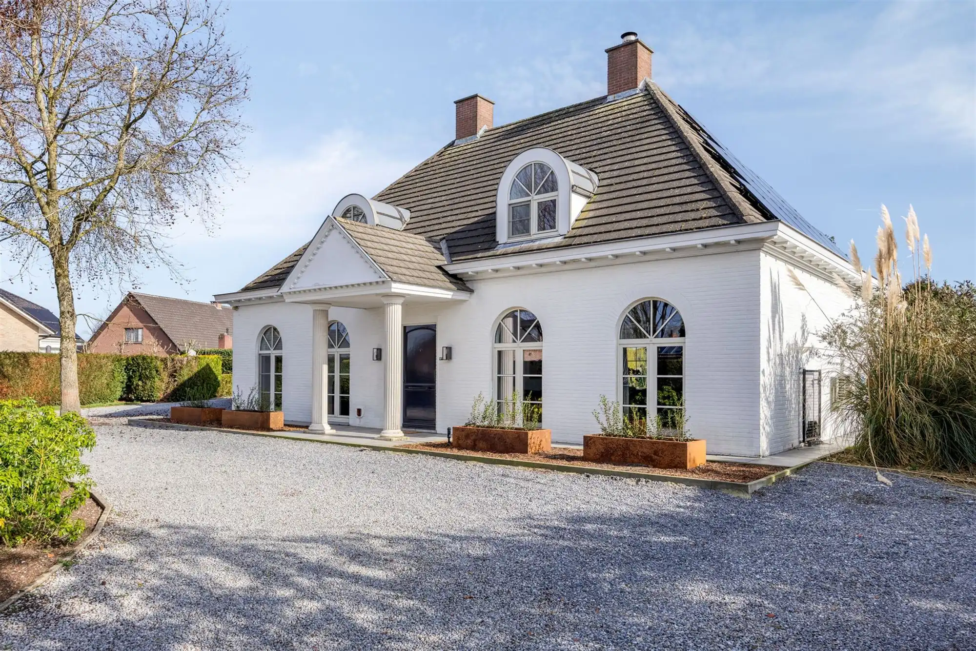 Instapklare tijdloze villa met 5 slpks op ca. 2000 m² foto 3
