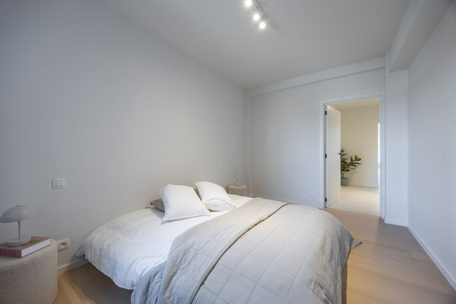 Gerenoveerd twee slaapkamer appartement in centrum Oostende foto 23