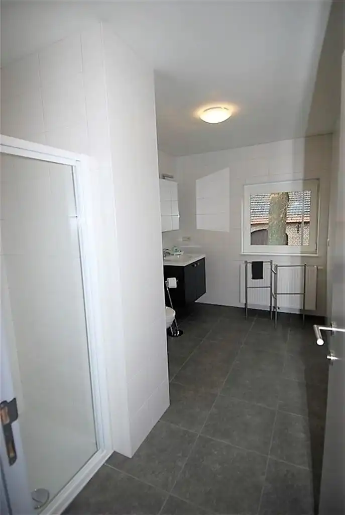 Instapklare stadswoning met 3 slaapkamers, aparte garage en tuintje. foto 9