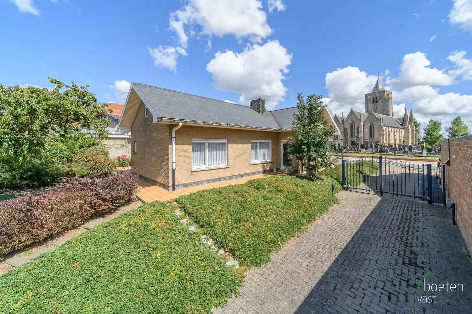BEVEREN AAN DE IJZER: Zeer degelijke villa-bungalow met alle leefruimtes op het gelijkvloers, ruime garage en tuin op 772m² totale grondopp. foto 21