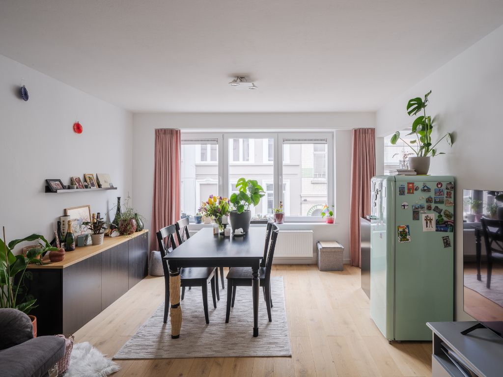 Instapklaar appartement op een toplocatie in het hart van Gent – recent gerenoveerd met twee ruime slaapkamers. foto {{pictureIndex}}