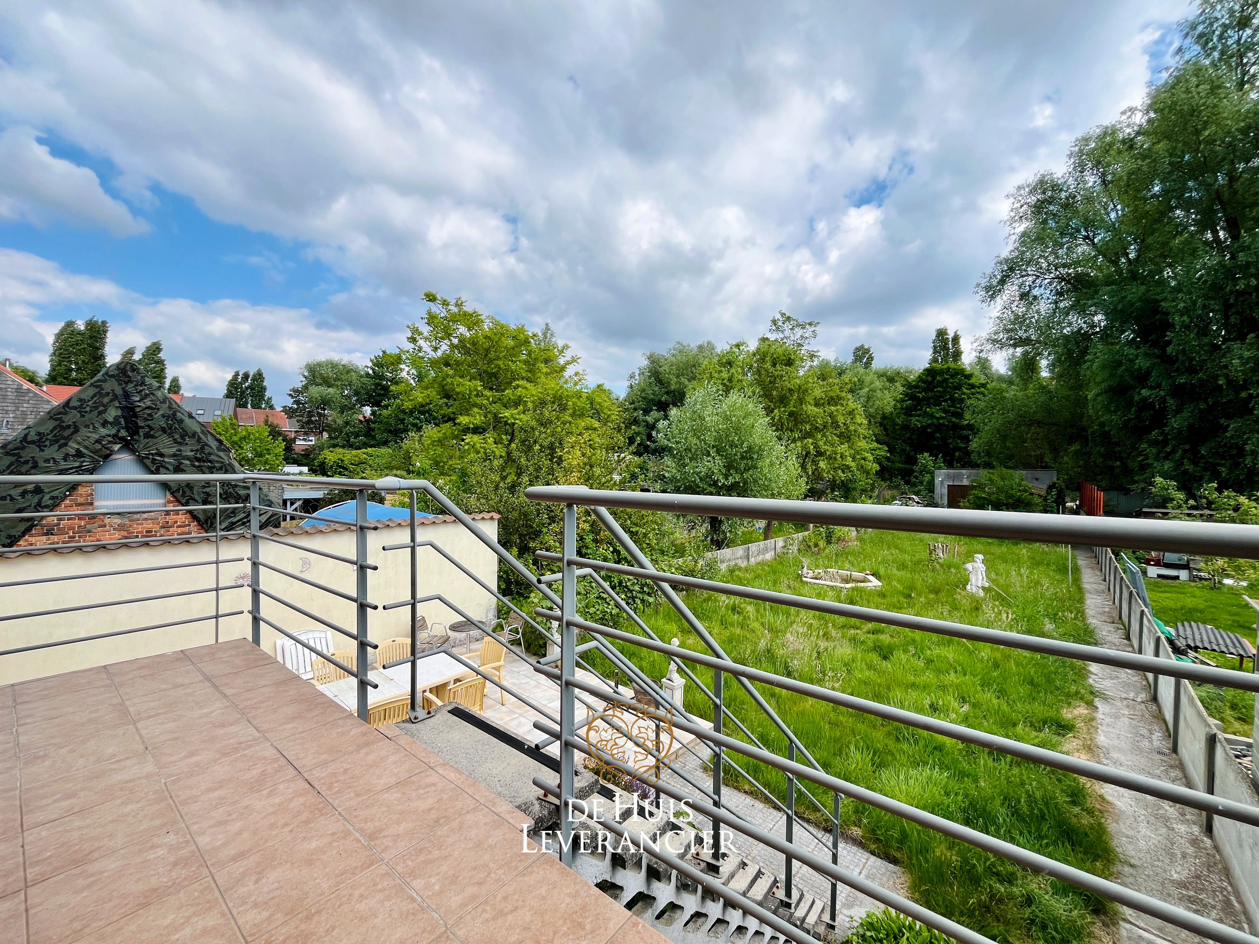 Zeldzame renovatiekans te koop in hartje Noeveren ! Unieke woning met ruimte, groen en grote garage foto 4