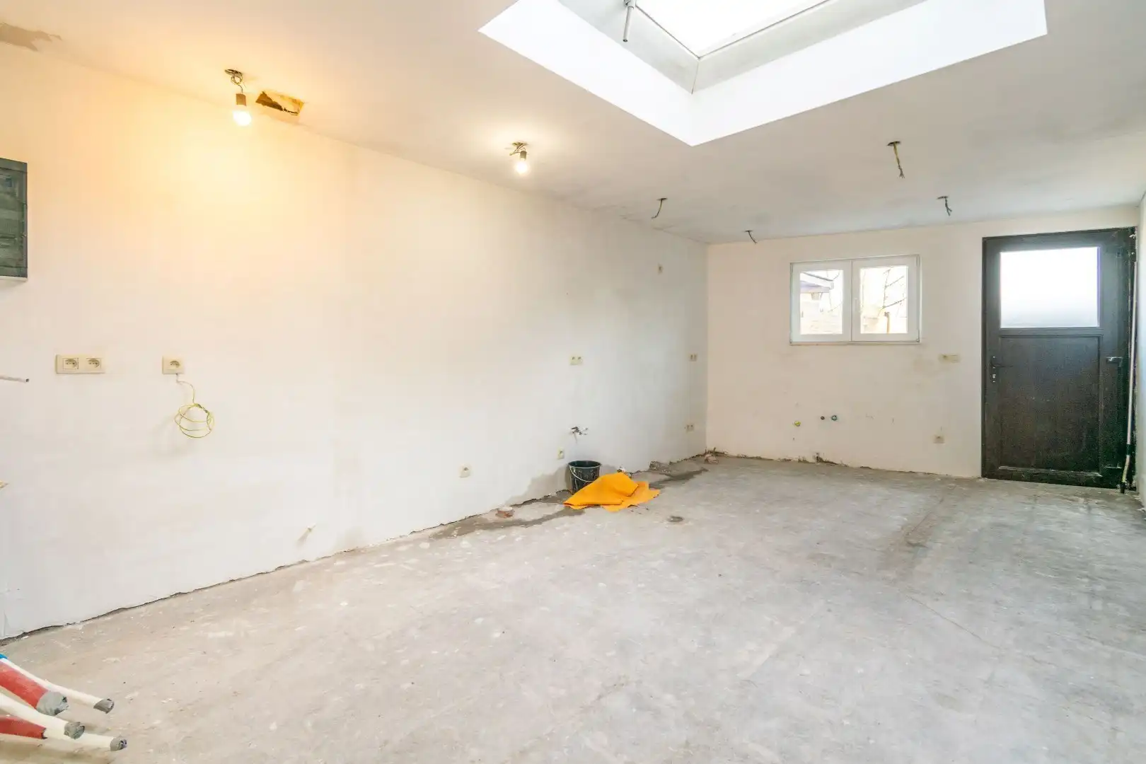 Een goed gelegen, verder af te werken rijwoning te Lot foto 5