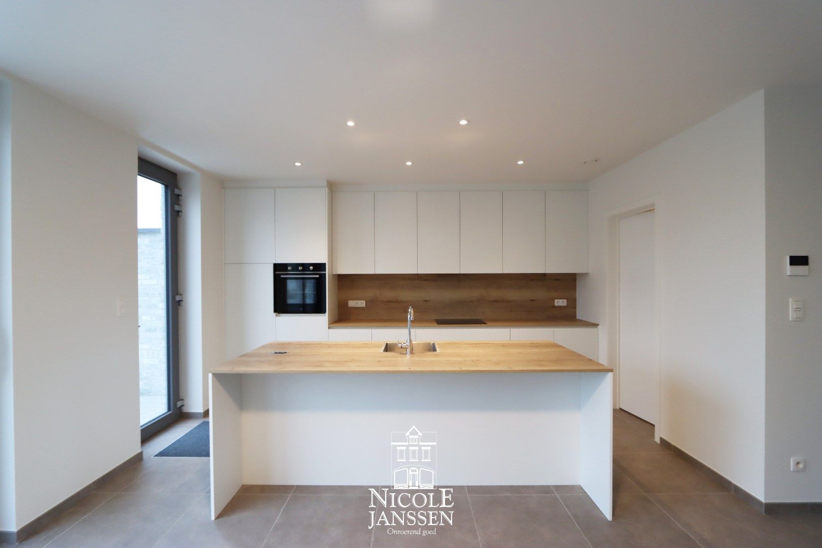 Nieuwbouwwoning met carport foto 5