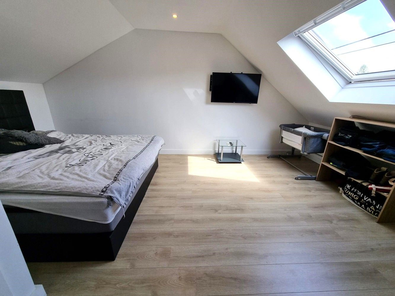 Totaal gerenoveerde woning met garage bijgebouw, ideaal voor een jong koppel of gezin. foto 11