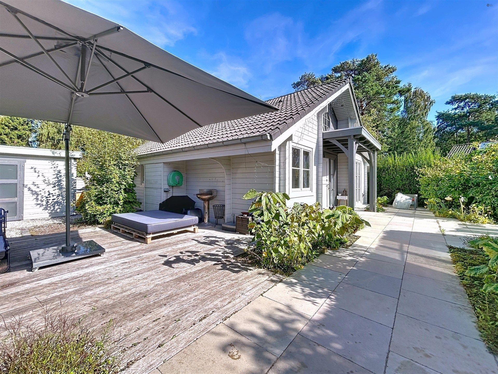 Charmante en zeer degelijke chalet met een ruime handige berging en carport. foto {{pictureIndex}}
