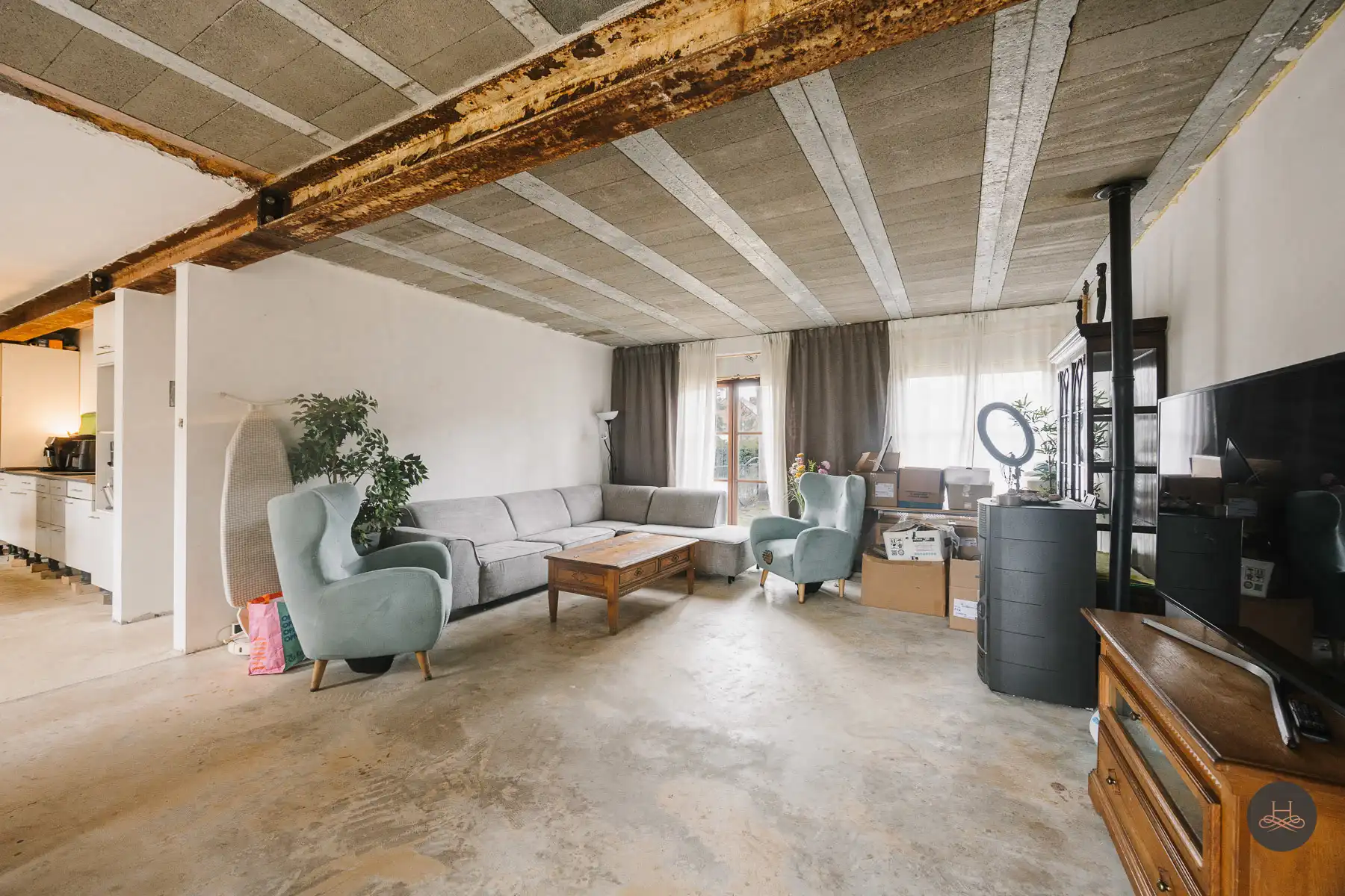 Gezinswoning met renovatiepotentieel op knap perceel foto 6
