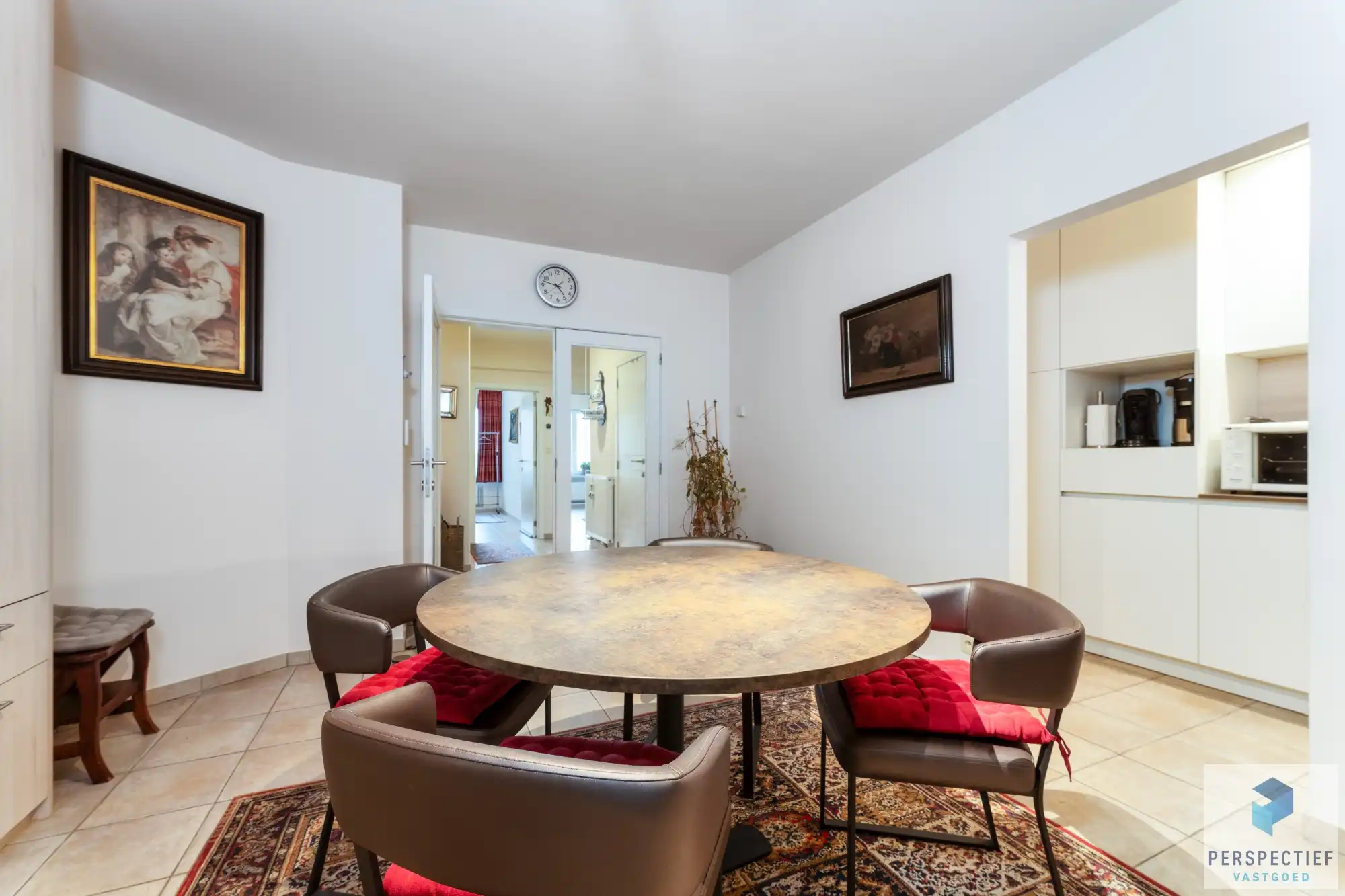 Goed gelegen ruim vernieuwd 2 slaapkamer appartement met grote berging en autostaanplaats foto 2