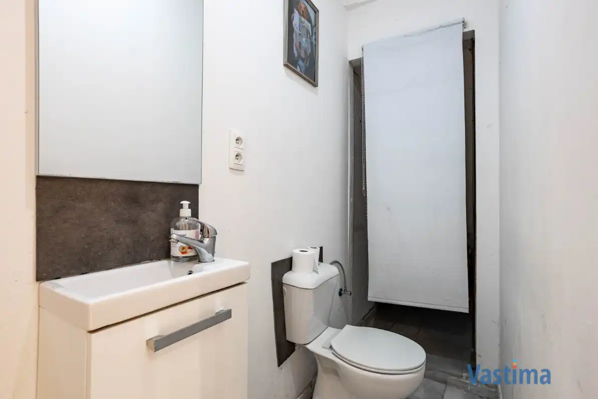 Op te frissen woning met potentieel in Erembodegem foto 6