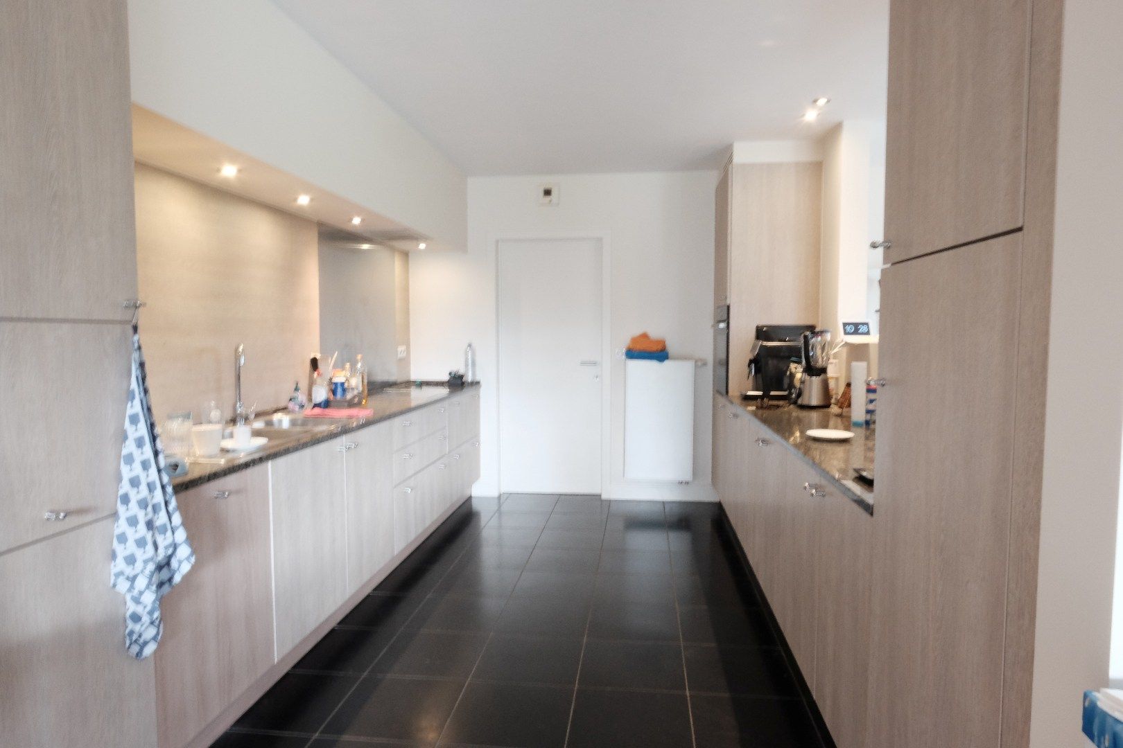 Recente ruime moderne halfopen woning met tuin en garage. foto 19