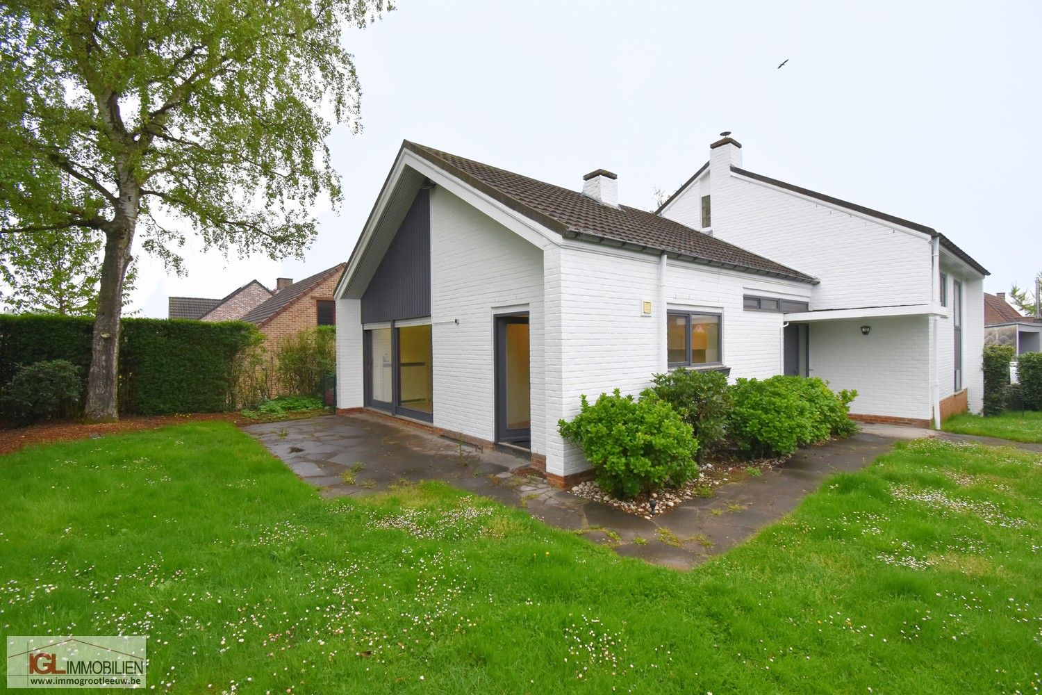 Karaktervolle villa met 3 slaapkamers, garage en zonnige tuin foto {{pictureIndex}}