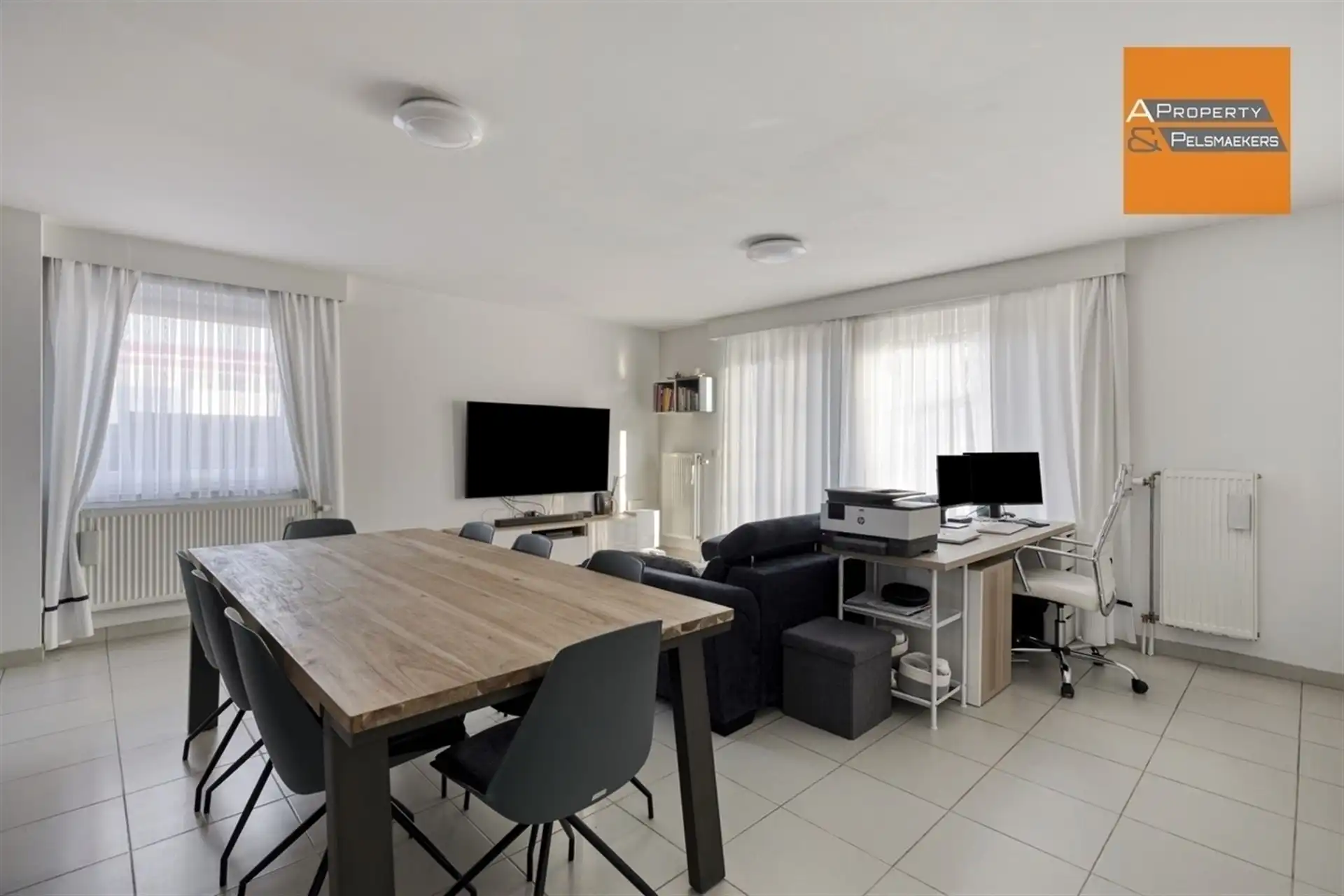 BOD AANVAARD Gelijkvloers appartement met 2 slaapkamers 2 staanplaatsen en tuin foto 3