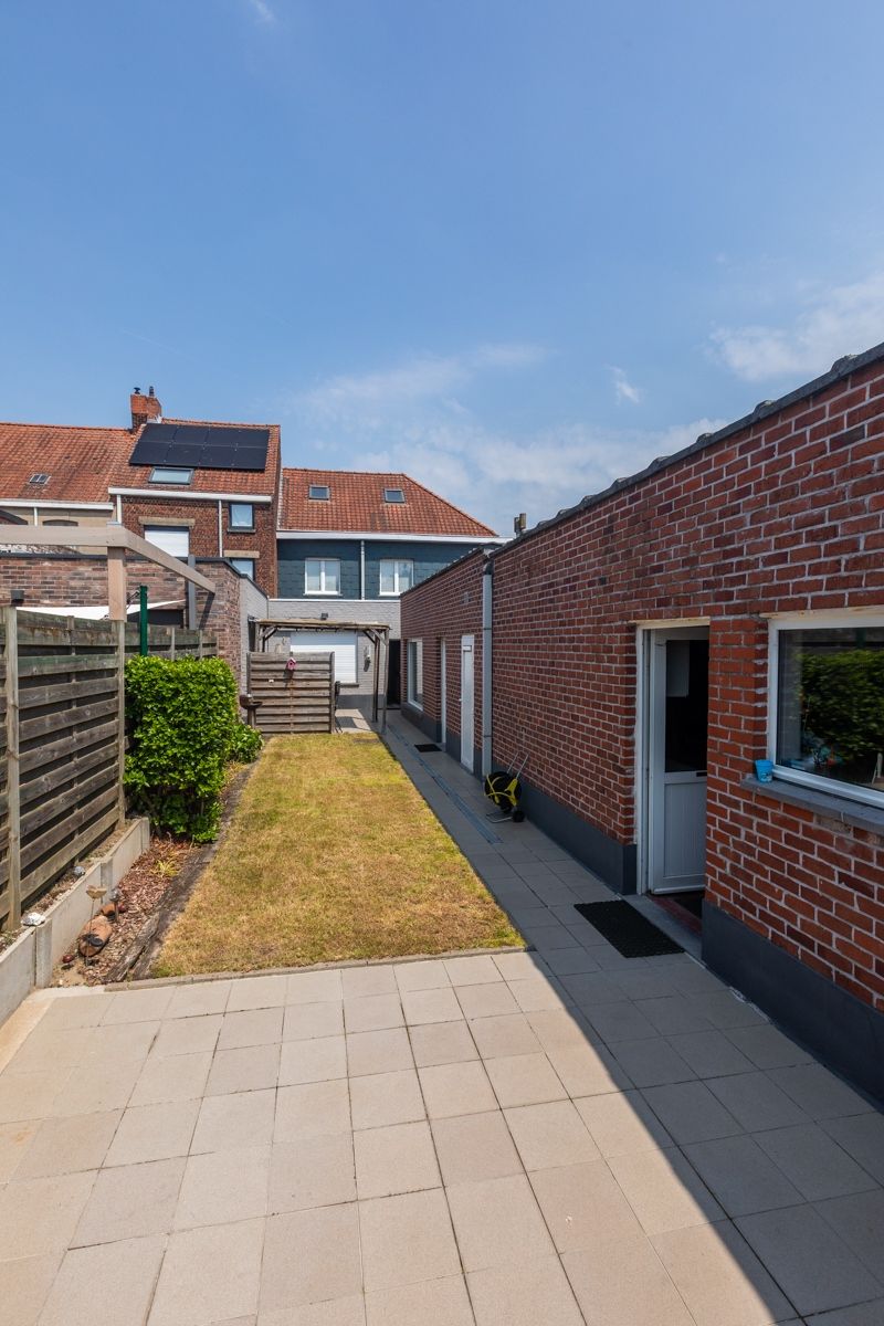 Handelspand (winkel) met woonst en magazijntje van +/- 130m². foto 17