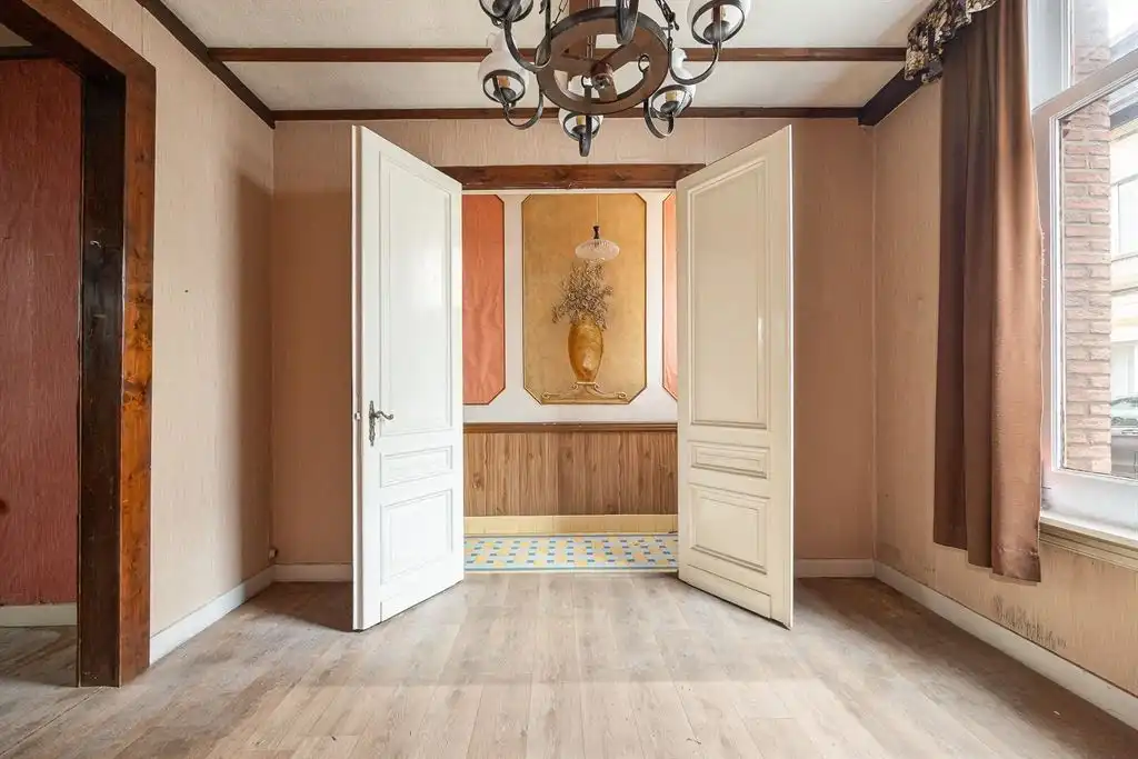 Hoofdfoto van de publicatie: Te renoveren woning met authentieke elementen