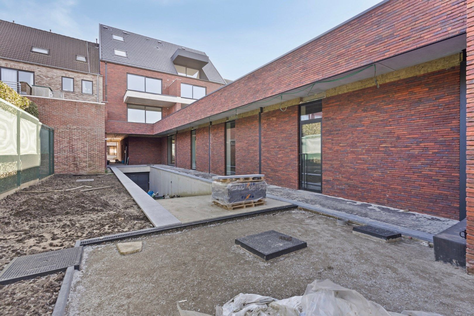 GELIJKVLOERS HANDELSPAND met KELDERRUIMTE TE KOOP/TE HUUR OP A-LOCATIE IN HOUTHALEN CENTRUM   foto 13