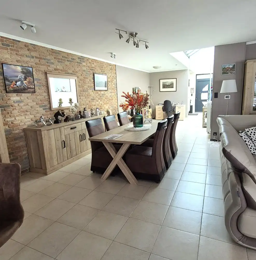 Instapklare gelijkvloerse parel met zwembad, zonnepanelen en ruimte voor zorg of professionele invulling foto 2