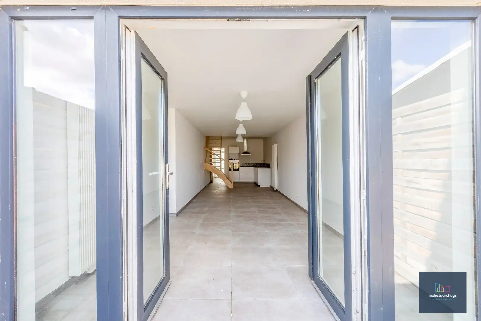 Instapklare gerenoveerde woning in rij met terras, tuin en garagebox foto 6