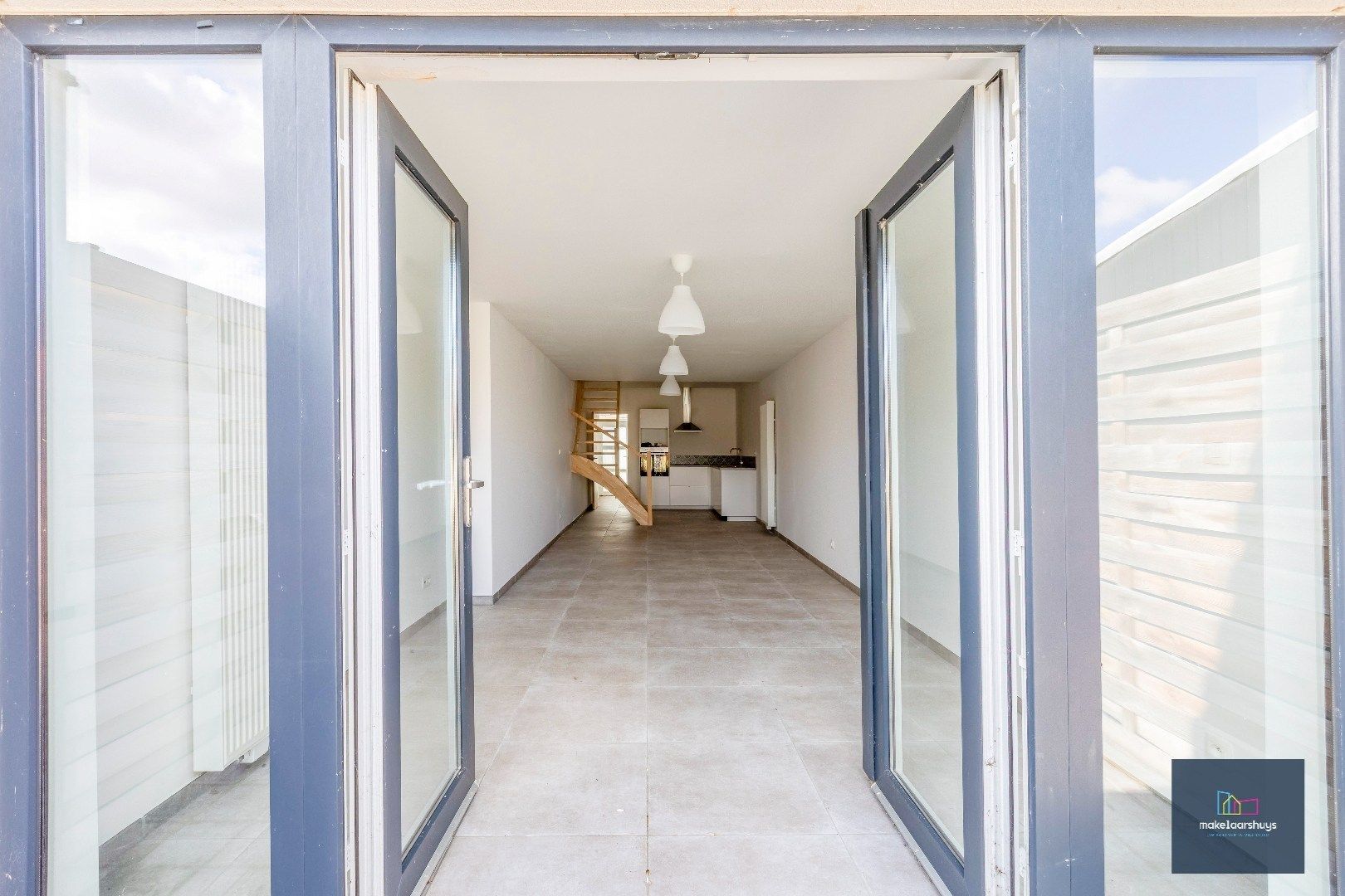 Instapklare gerenoveerde woning in rij met terras, tuin en garagebox foto 6