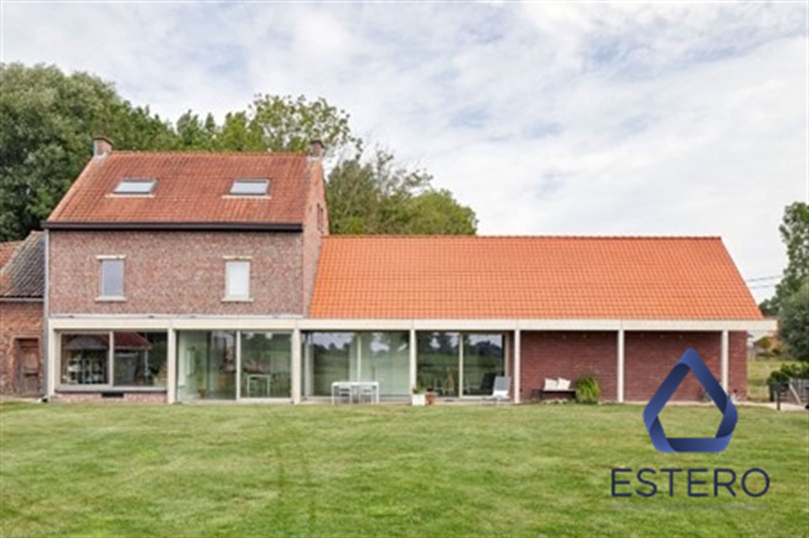 Architecturale topper in doodlopende straat foto {{pictureIndex}}