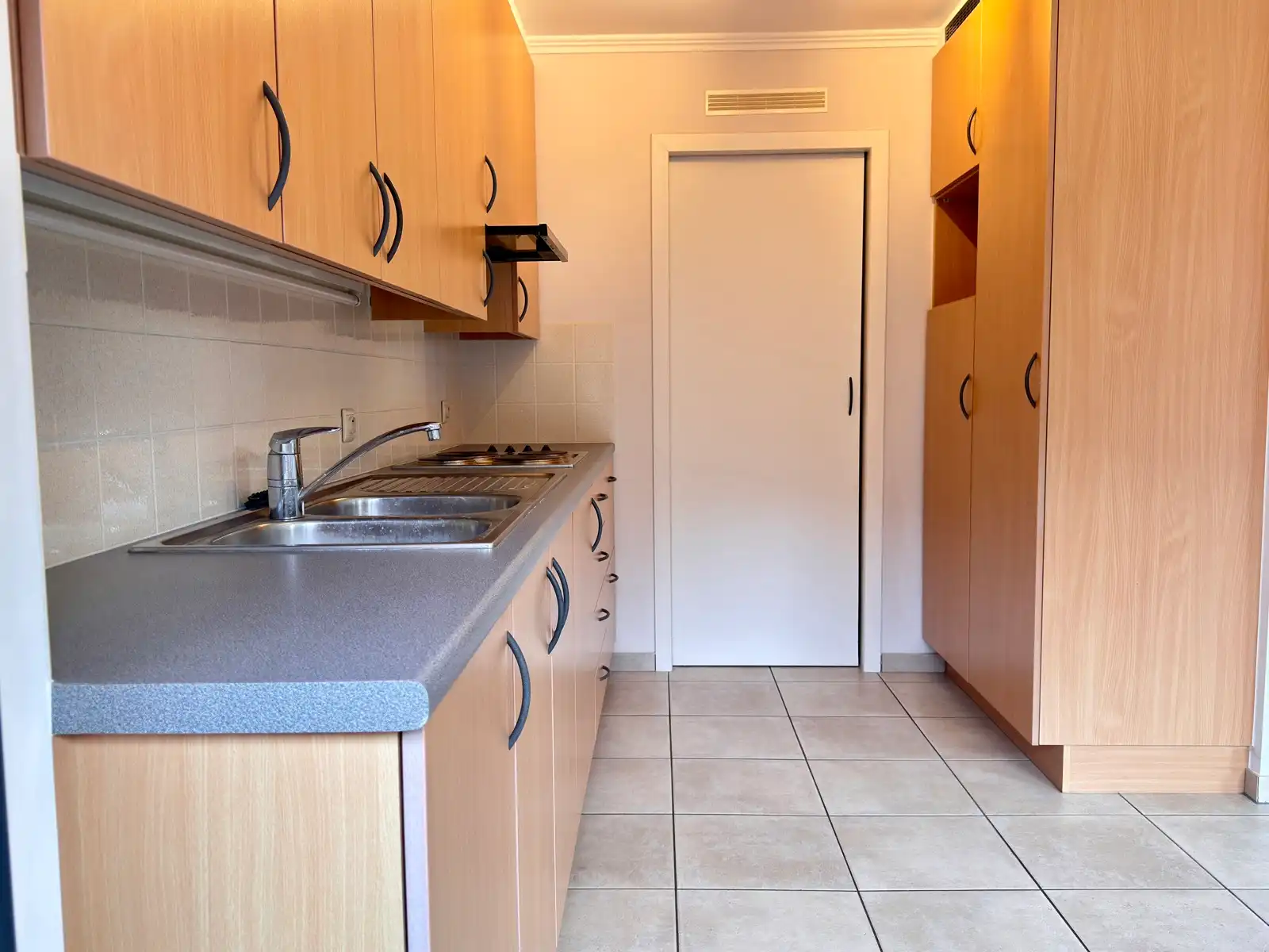 Verzorgd appartement vlakbij het centrum van Gistel. foto 4