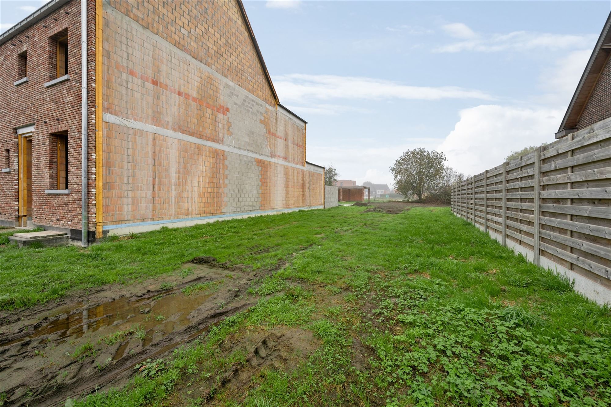 Perceel bouwgrond (650 m2) voor half open bebouwing niet ver van het centrum foto 3