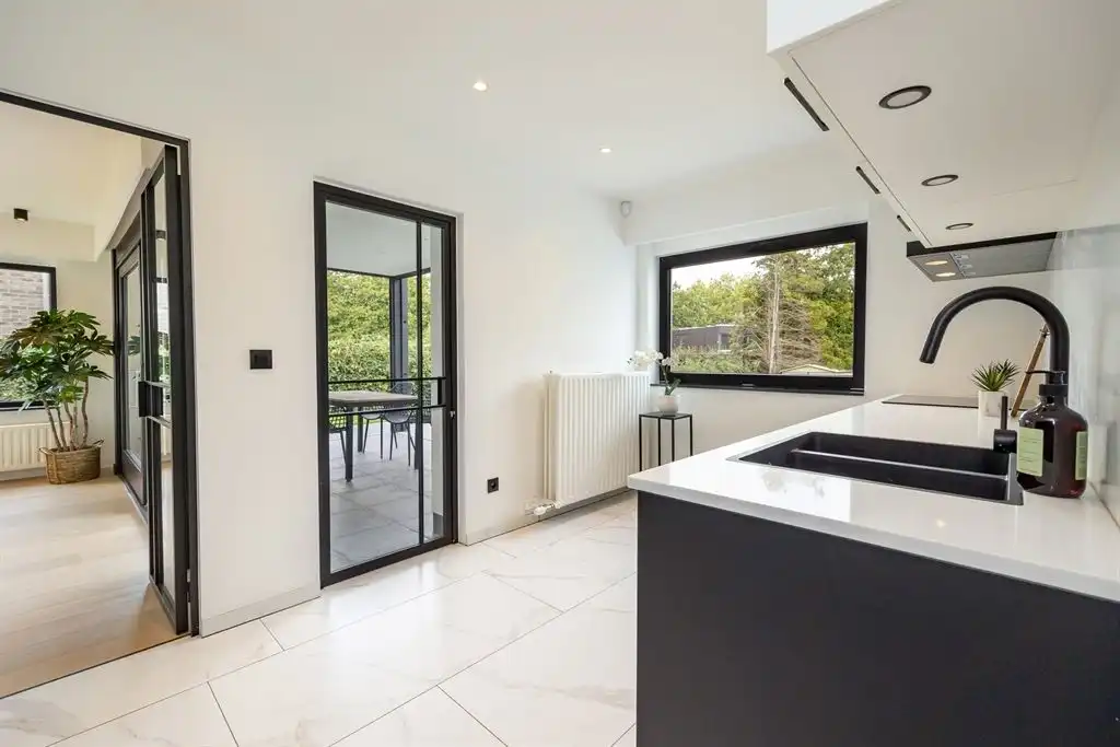 Stijlvol gerenoveerde villa met ruime tuin foto 4