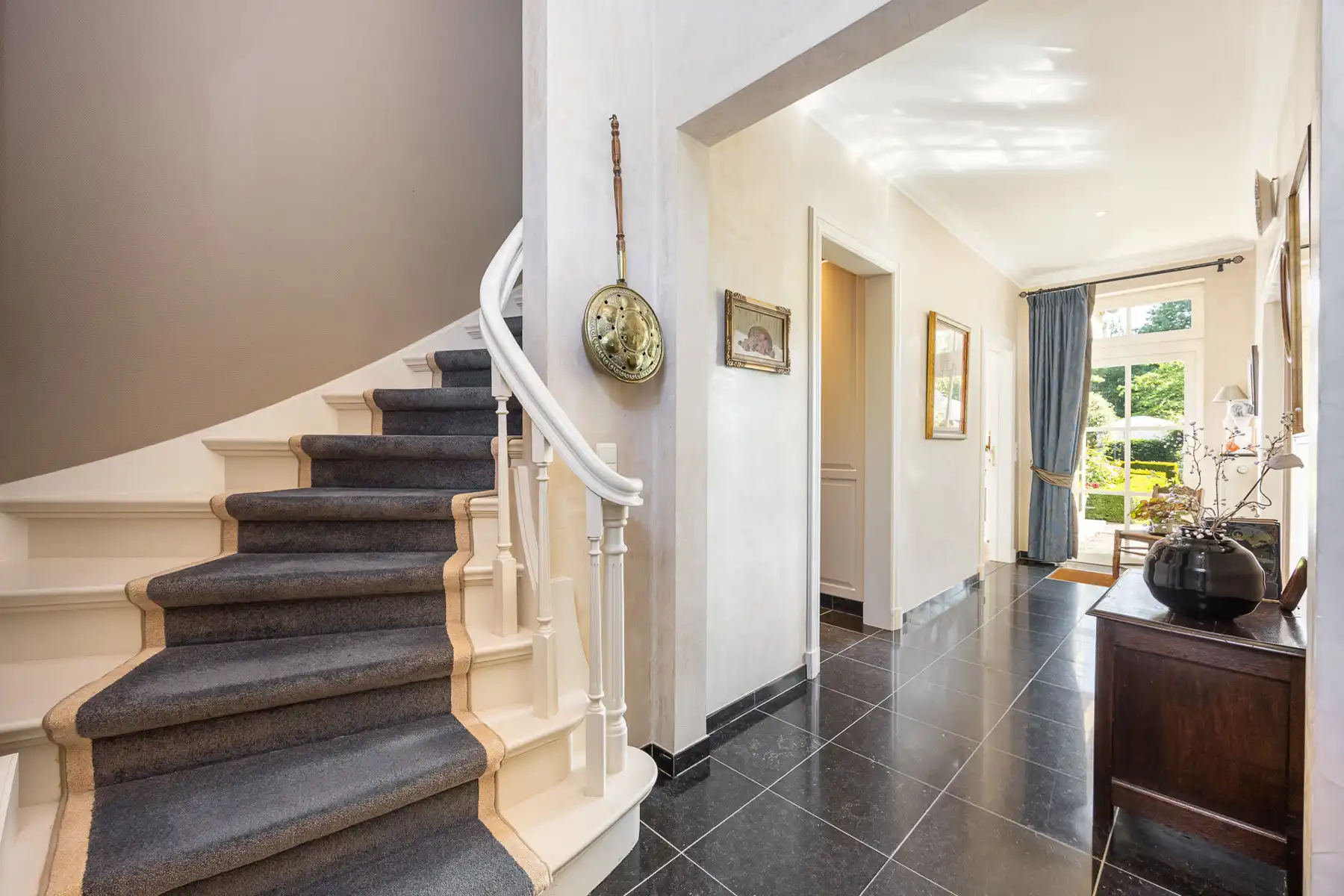 Ruime villawoning met 4 slaapkamers en noordoost georiënteerde tuin op een perceel van ca 6.155m² op een rustige locatie in Hoogstraten (Meerle). foto 4