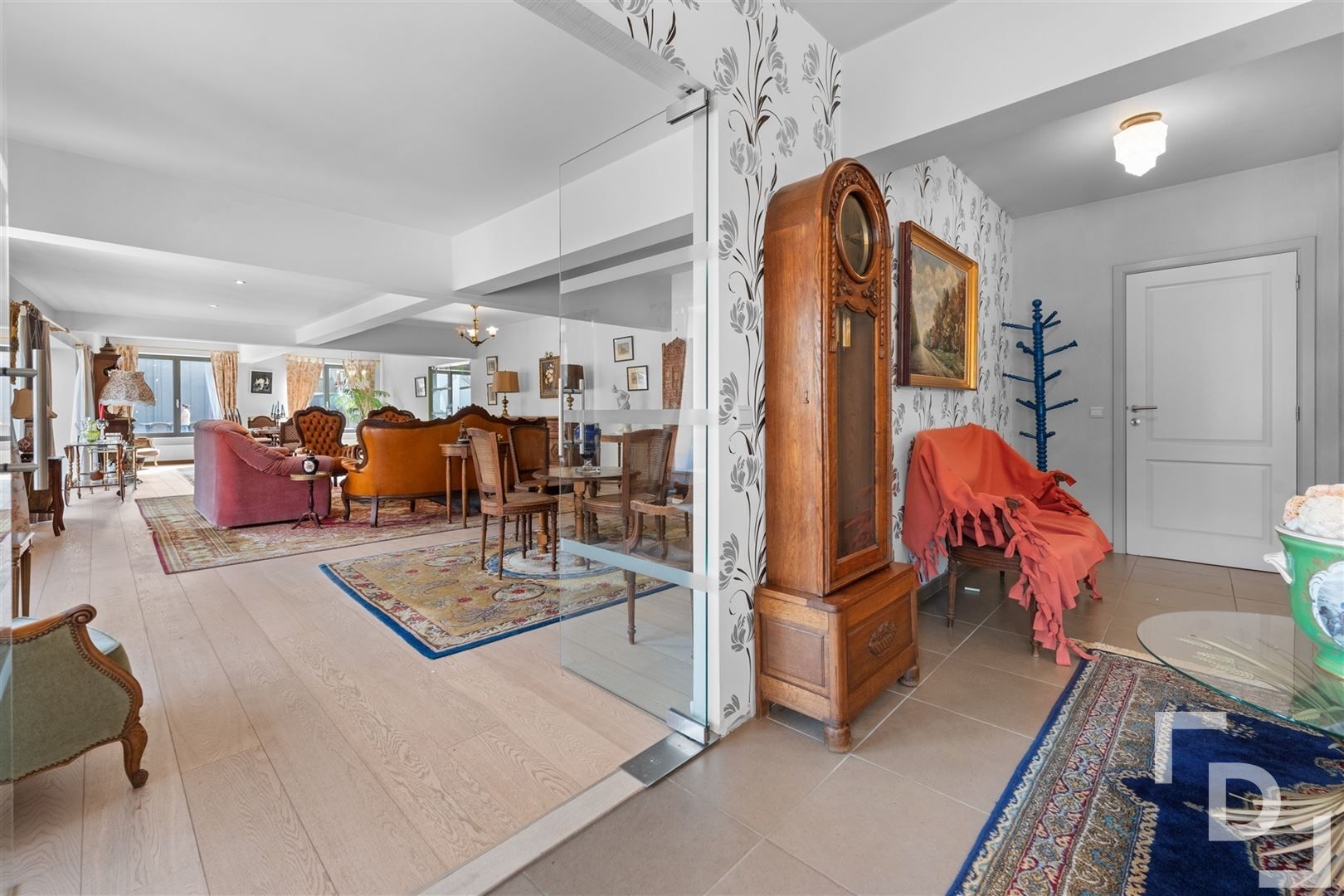 Zeer ruim appartement op toplocatie te koop in Ieper foto 8