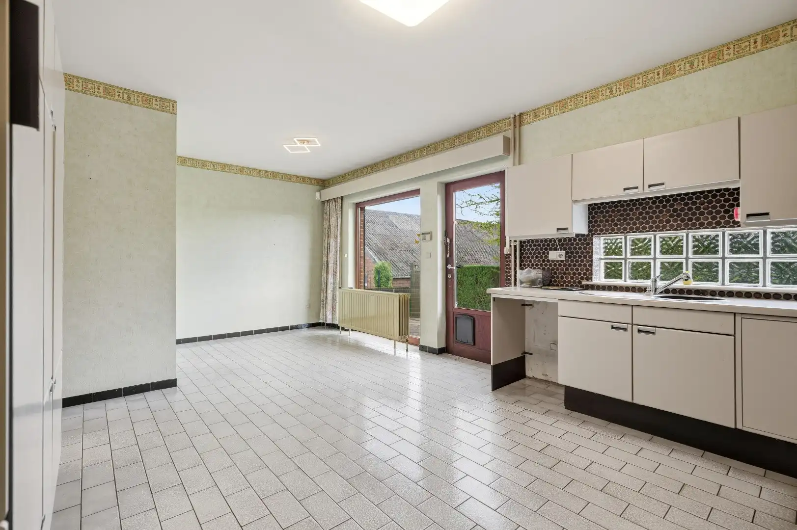 Ruime halfopen bel-étagewoning met uitzonderlijk veel parkeergelegenheid en prachtig uitzicht te koop in Landen foto 11