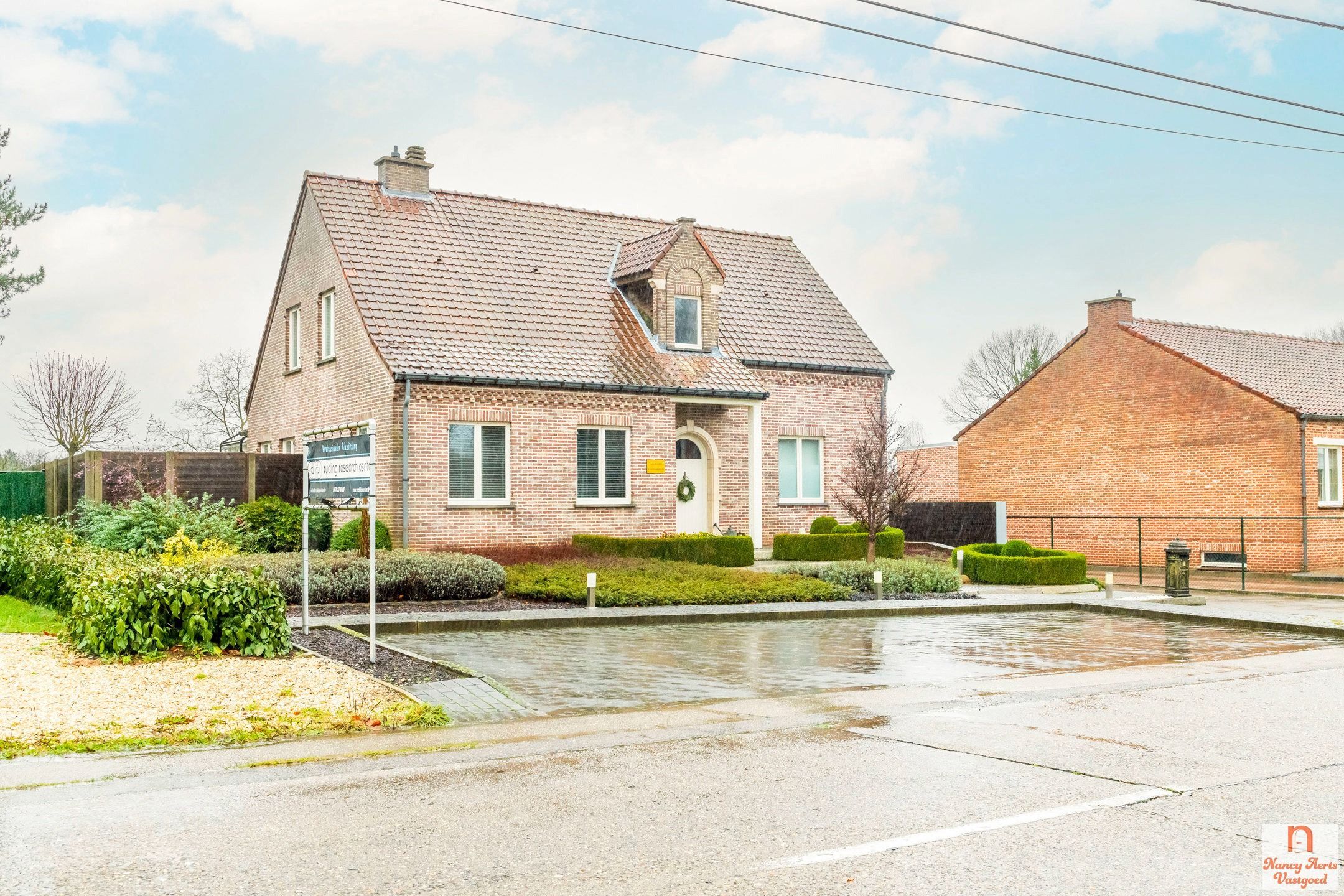 Veelzijdige woning met ruimte voor gezin en praktijk foto {{pictureIndex}}