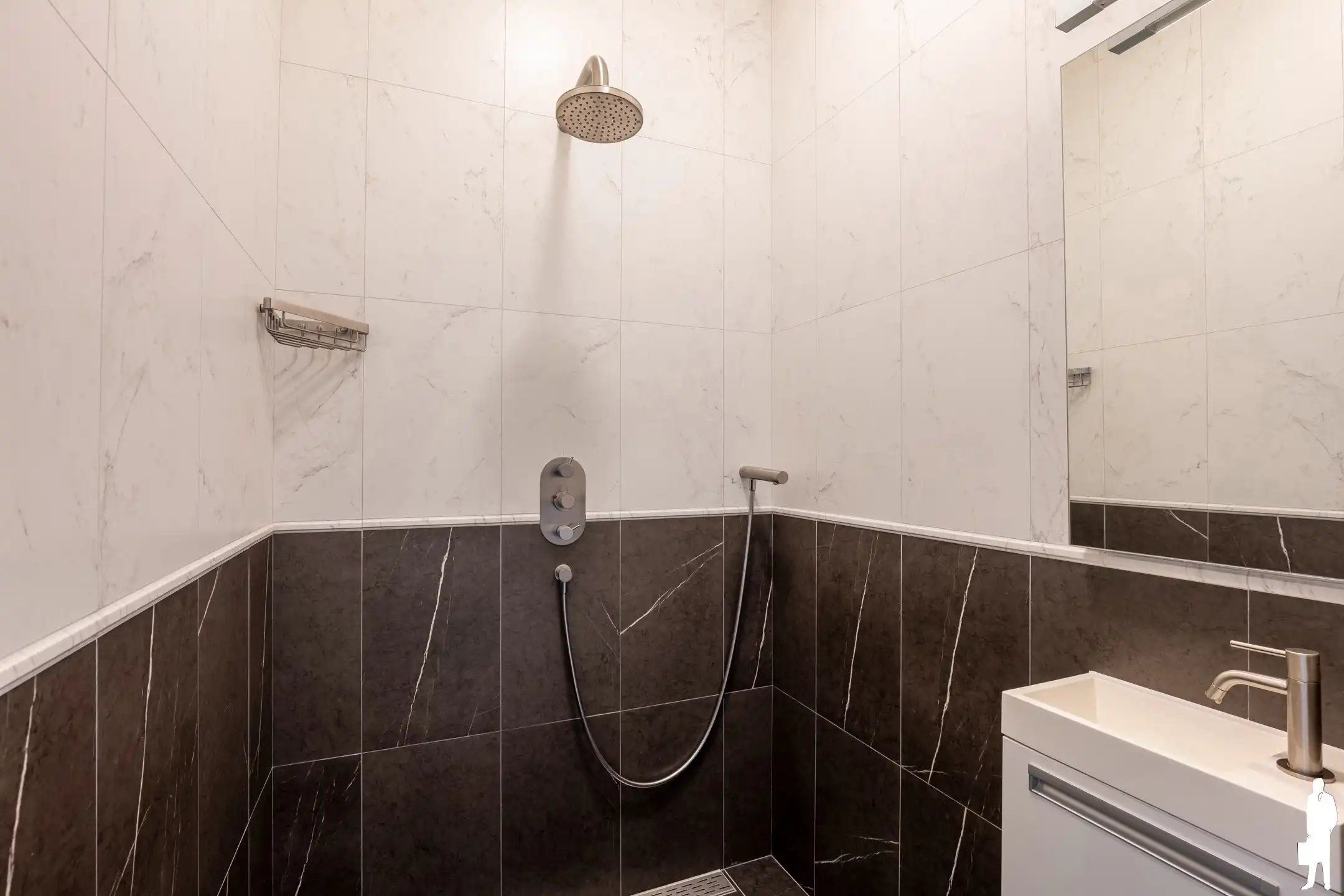 Riante villa (maar liefst 454m² woonopp.) vlakbij Nederland foto 9