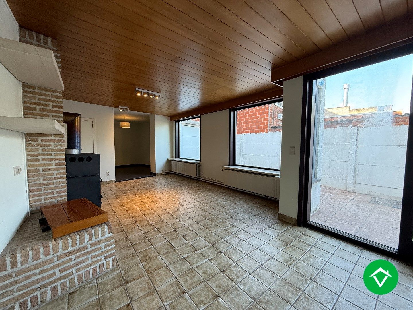 Ruime woning met 5 slaapkamers te Zwevezele  foto 2