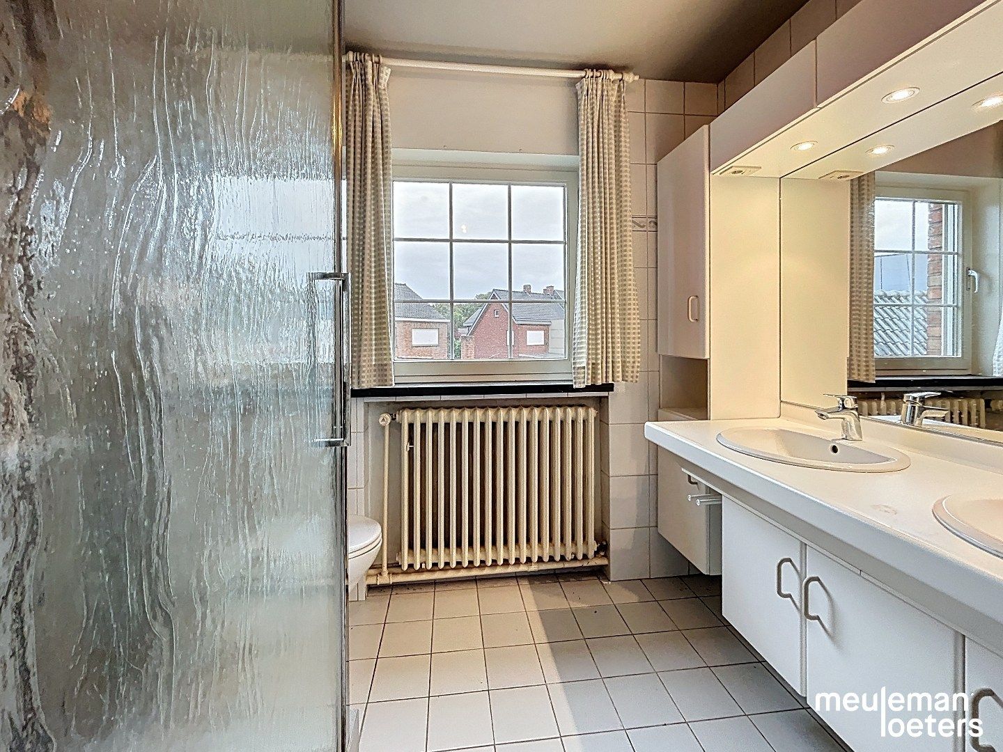 Ruime gezinswoning met garage foto 12