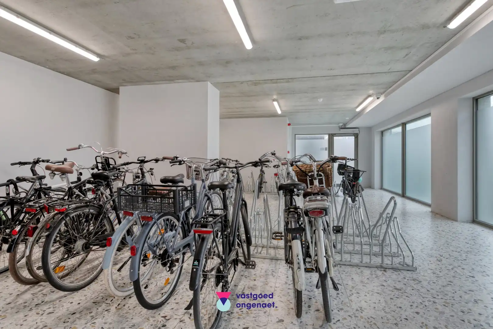 Stijlvol appartement met terras op toplocatie foto 9