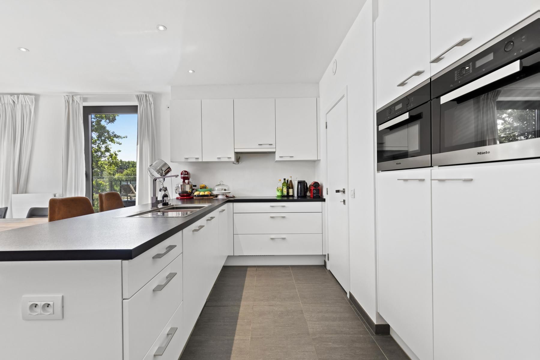 Prachtig 2 slaapkamer appartement  in een groene omgeving  foto 4