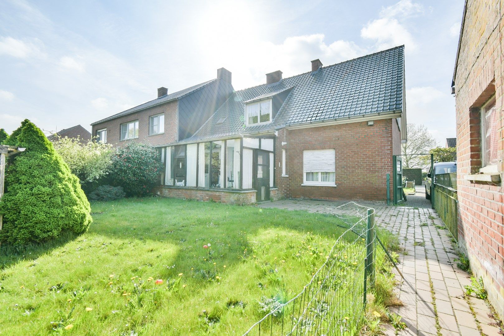 Te renoveren woning omgeven door groen! foto 5