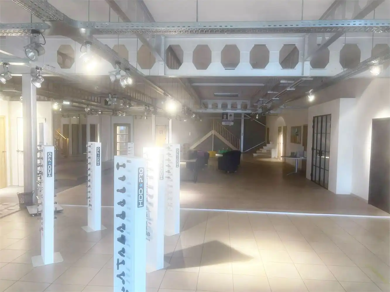 UNIEKE COMMERCIËLE LOCATIE 1.100 M2 MET PARKING foto 3