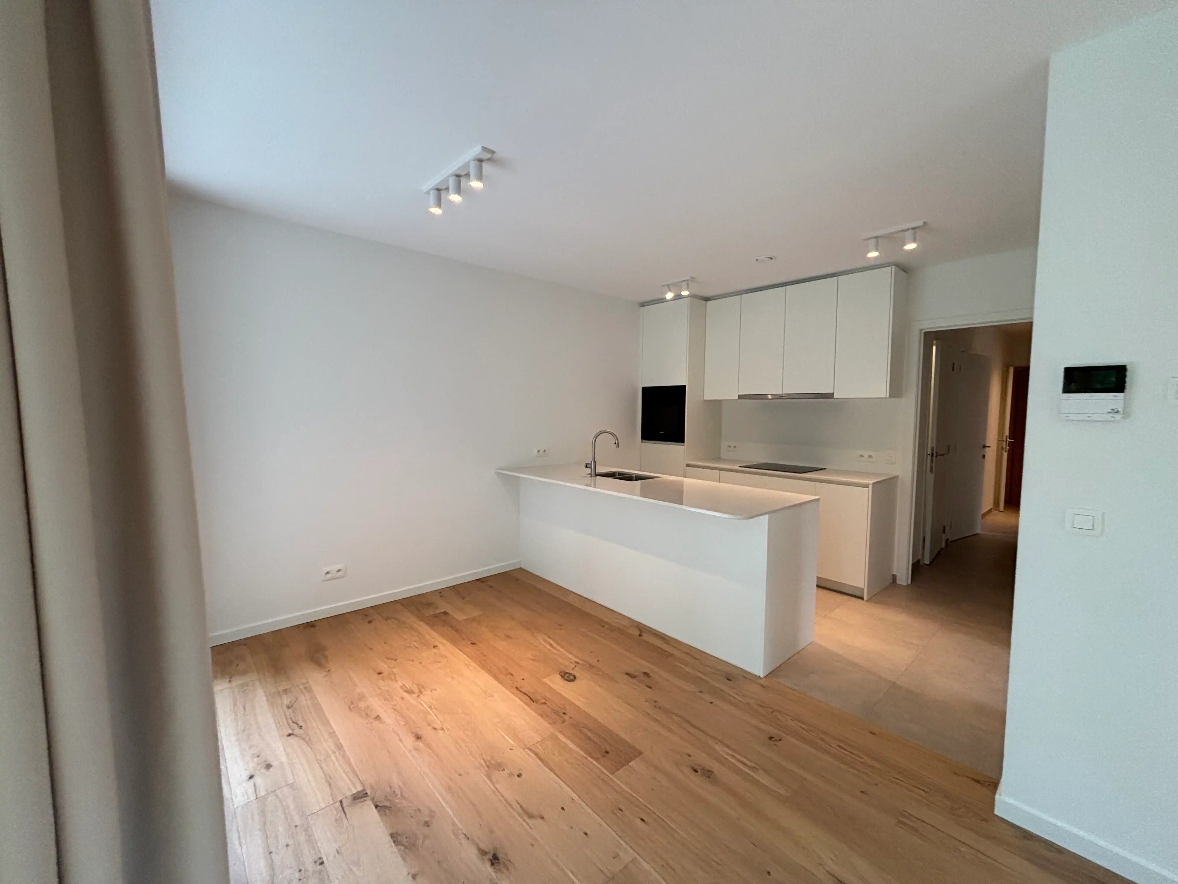LUXUEUS NIEUWBOUWAPPARTEMENT MET SLAAPKAMER, BUREAU EN RUIM TERRAS foto 2