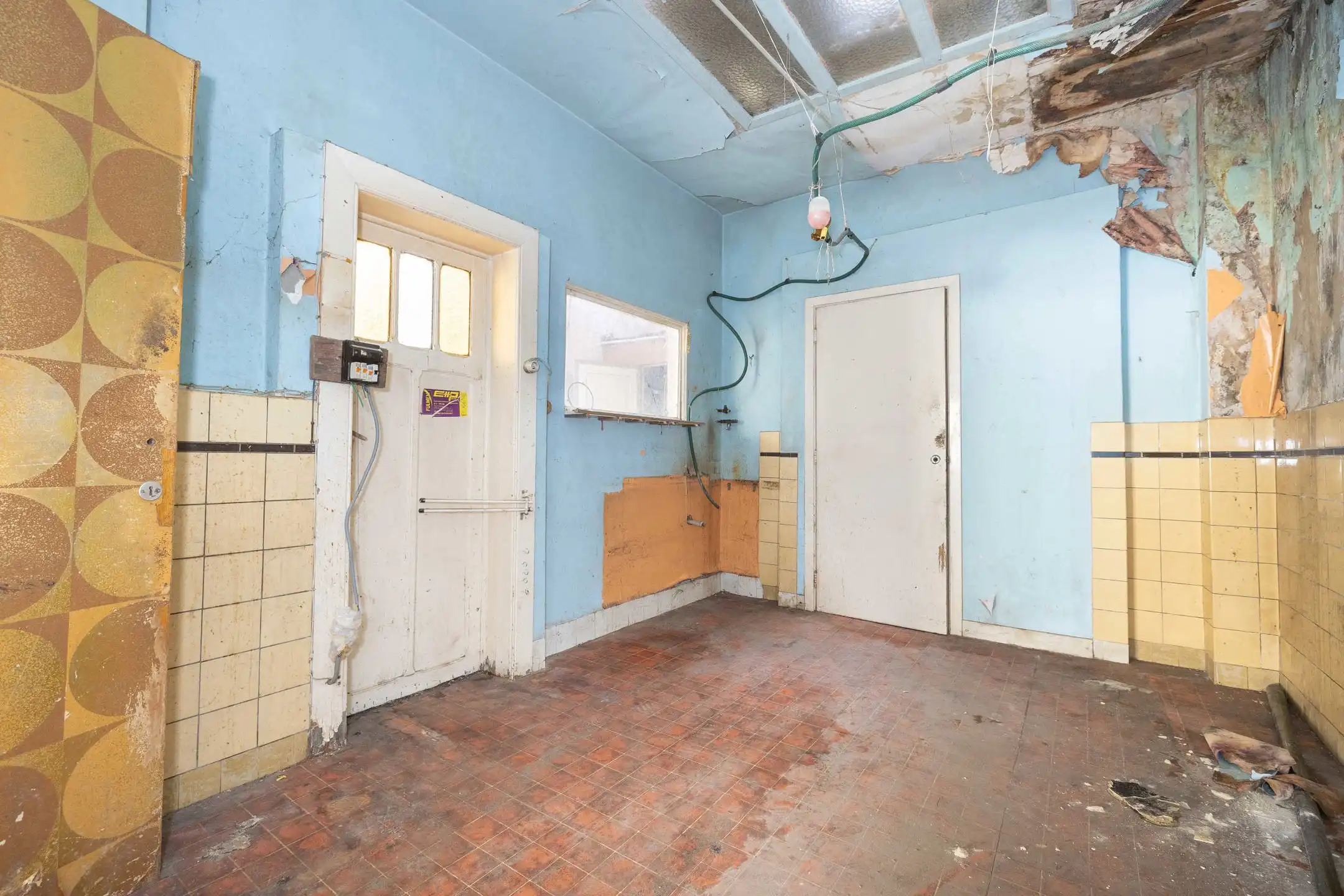 Te renoveren woonhuis met winkel foto 7