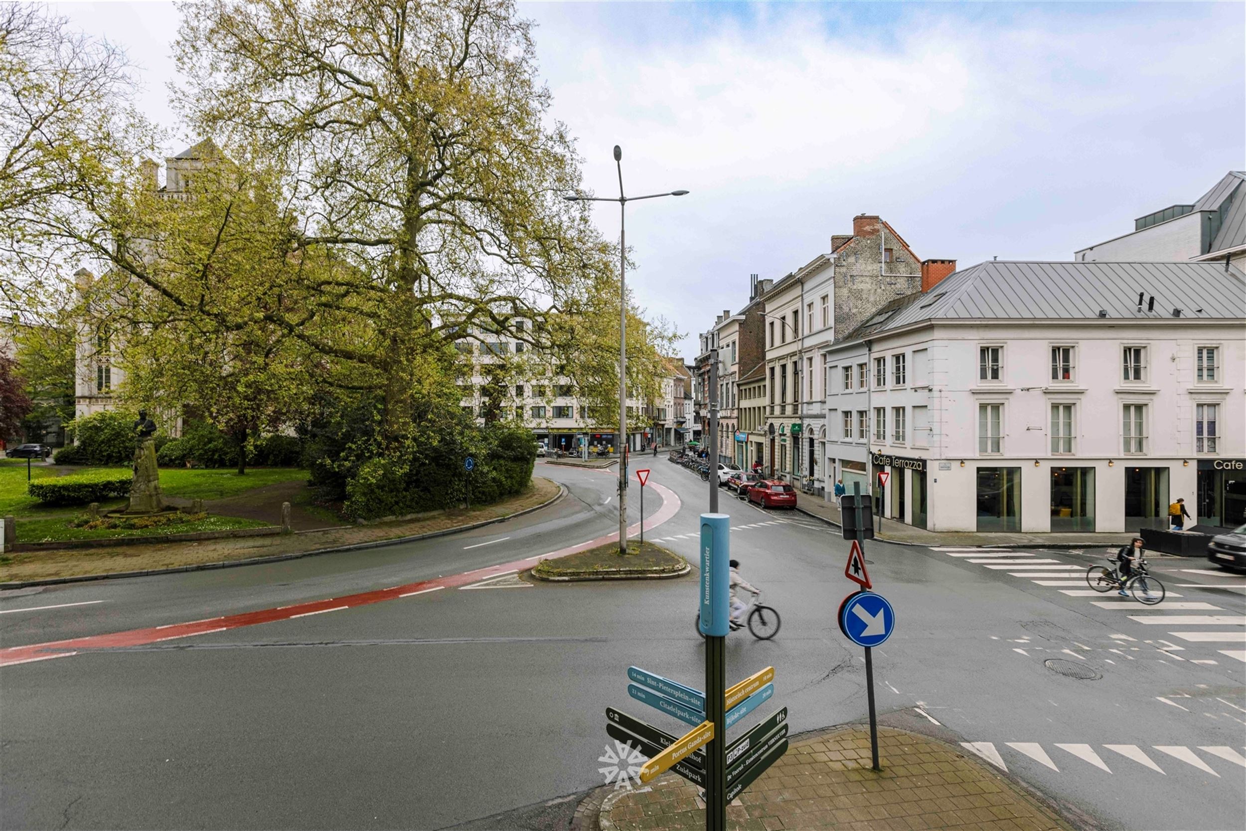 Lichtrijk appartement met 1 ruime slaapkamer te koop met zicht op het Sint-Annaplein! foto 1