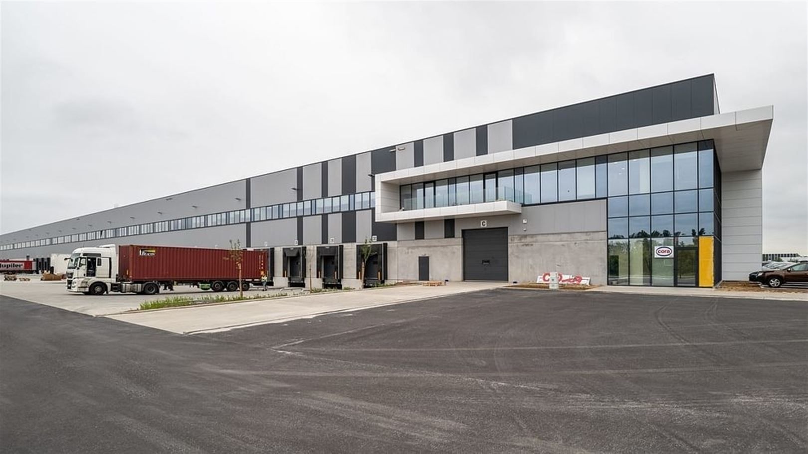 Duurzaam logistiek gebouw nabij de  luchthaven van Charleroi foto {{pictureIndex}}
