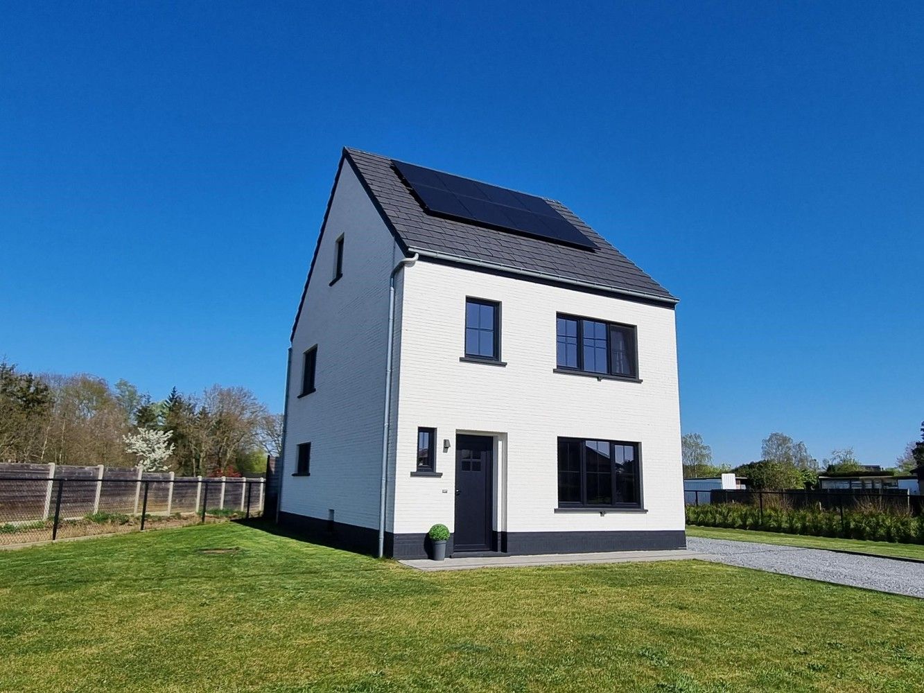 Totaal vernieuwde woning, 3 ruime slaapkamers op een mooi perceel van 8a71ca foto {{pictureIndex}}