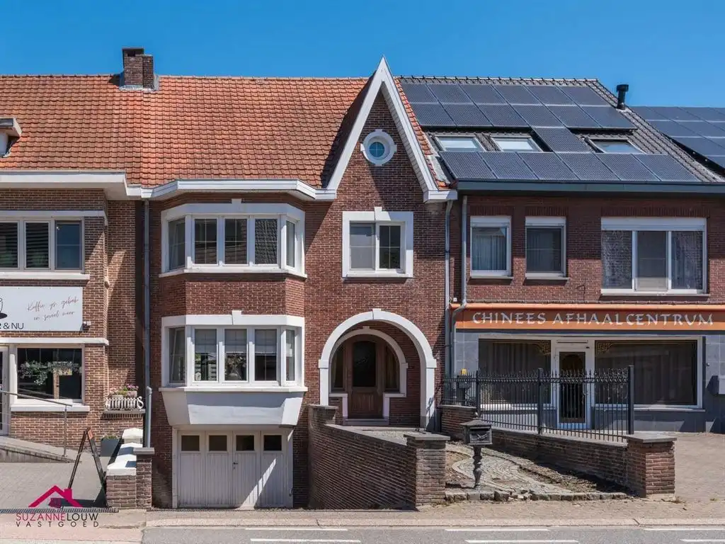 Hoofdfoto van de publicatie: Op te frissen woning in gesloten bebouwing